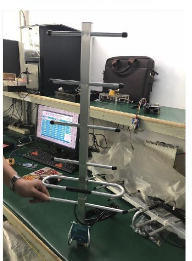 Антенна беспроводного модуля передатчика должна быть установлена вертикально.