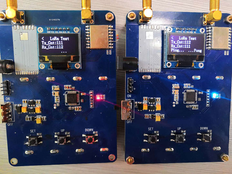 Красный свет указывает на успешную передачу один раз, а синий свет указывает на успешный прием один раз.